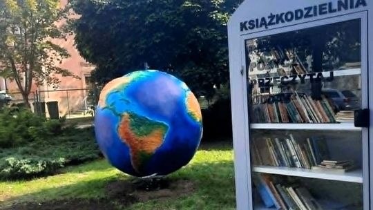 Wielki globus i książkodzielnia