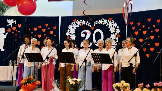 Zakochany wróbel już leci