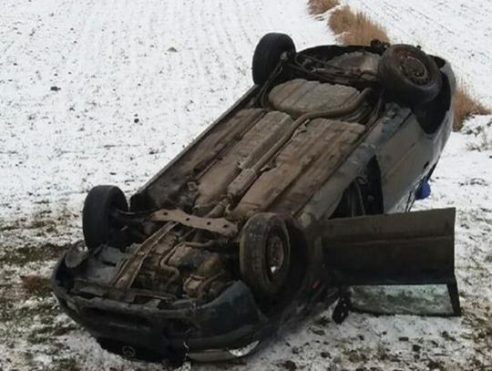 Auto na dachu. Kierująca samochodem kobieta w szpitalu