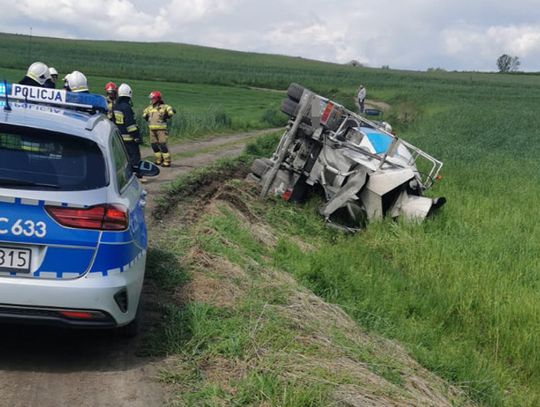 Betoniarka w rowie. Kierowca trafił do szpitala