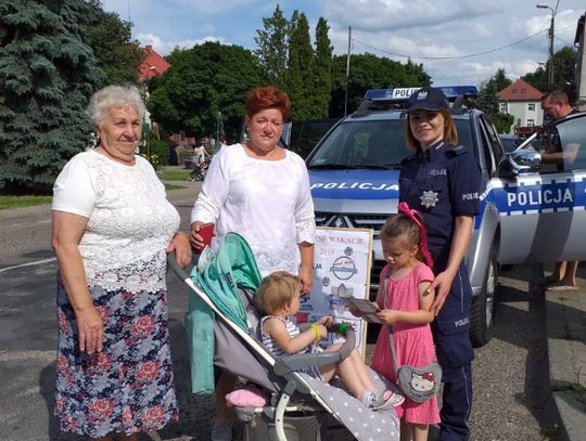 Bezpieczeństwo najważniejsze. Policjantka na festynie