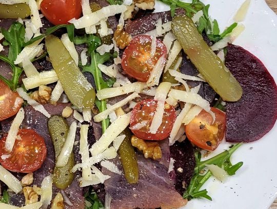 Carpaccio z wędzonego tuńczyka i buraków Carpaccio z wędzonego tuńczyka i buraków