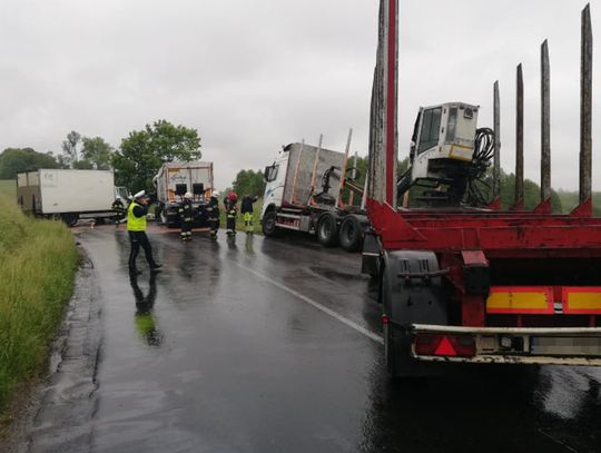 Czołowe zderzenie dwóch ciężarówek 