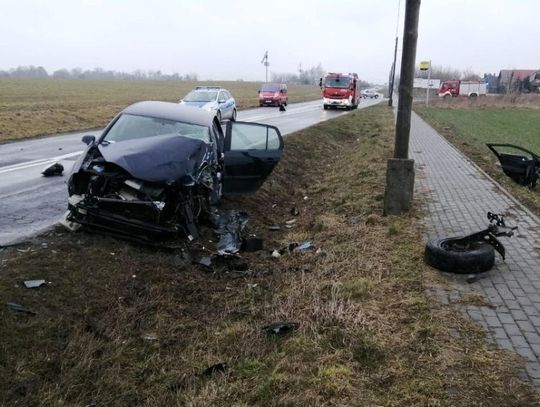 Czołowe zderzenie samochodów w Cielętach