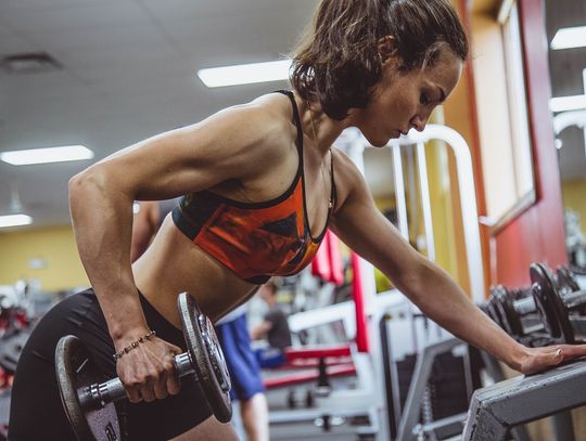 Czy warto korzystać z usług trenera personalnego?