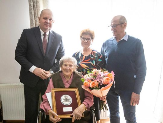 Dostojna jubilatka z grupy Rówieśnicy Niepodległej