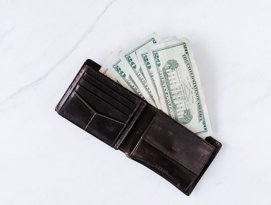 Duże portfele męskie – jak wybrać model, który naprawdę spełni oczekiwania?