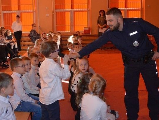 Dzielnicowy na spotkaniu z uczniami 