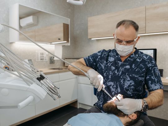 Ile kosztuje dobry dentysta? Poznaj cennik, zanim pójdziesz 