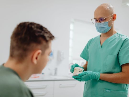 Implantologia stomatologiczna Warszawa – nowoczesne możliwości odbudowy brakujących zębów