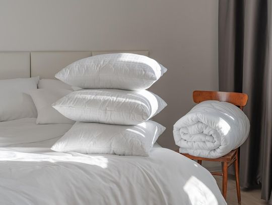 Jakie poduszki do hotelu wybrać? Przewodnik po rozmiarach i stopniach twardości