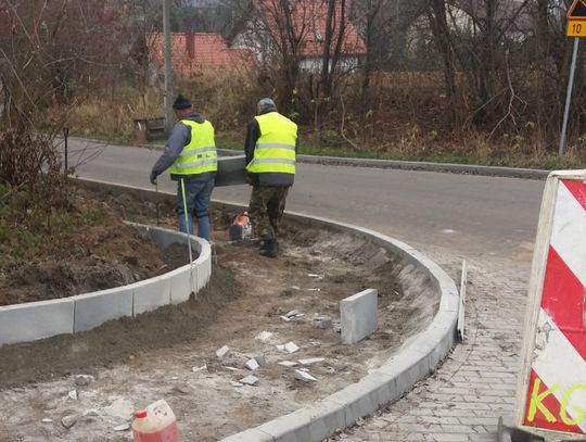 Karbowo z nowym chodnikiem i drogą