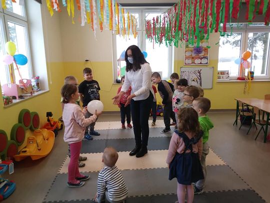 Karnawałowa lekcja biblioteczna z balonami