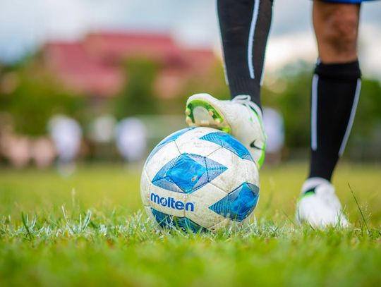 Kiedy przyjęcie piłki spowalnia grę zamiast ją przyspieszać?