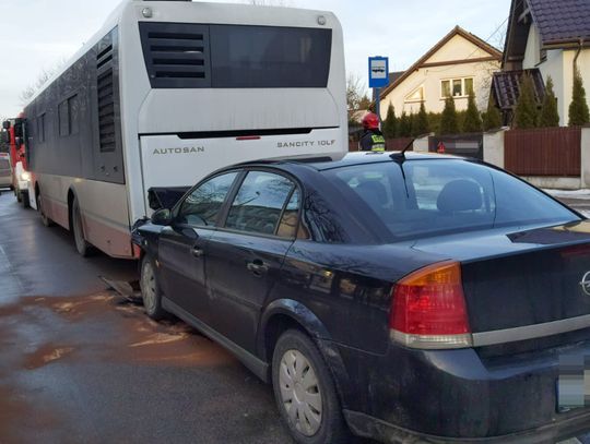 Kierowca opla wjechał w autobus