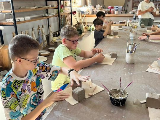 Klubowicze na warsztatach ceramicznych
