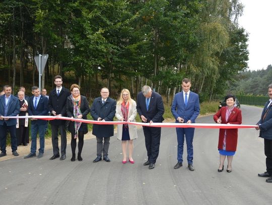 Kolejny kilometr drogi asfaltowej uroczyście otwarty