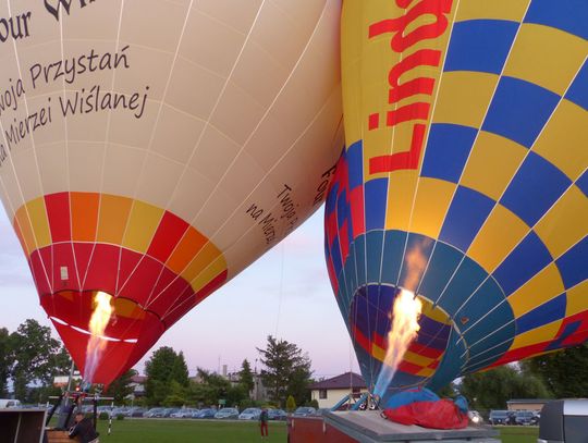 Kolorowe balony na niebie