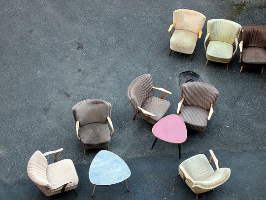 Krzesła tapicerowane, wysoki blat i ergonomia – jak zagospodarować kuchnię?