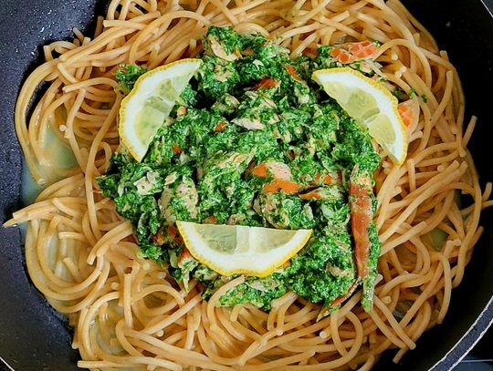 Makaron z łososiem wędzonym i szpinakiem Makaron z łososiem wędzonym i szpinakiem