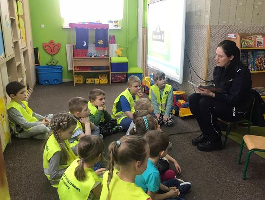 Mały miś w świecie wielkiej literatury. Policjantki czytały dzieciom bajkę