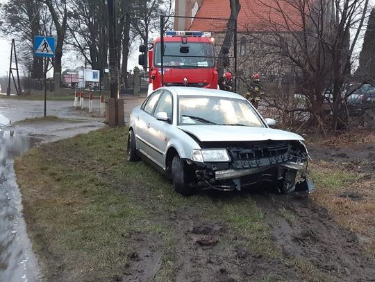 Nie zatrzymał się do kontroli i uderzył w drzewo 