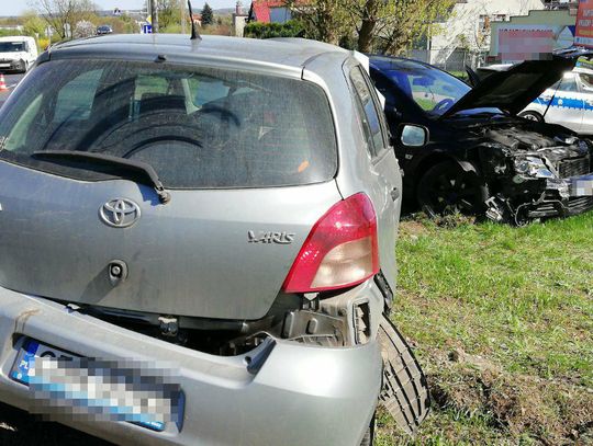 Niebezpieczna zderzenie aut. Uważaj na drodze!