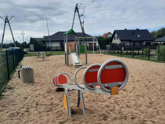 Nowe urządzenia na placu zabaw