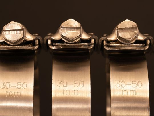 Obejma metalowa w instalacji - mały element, od którego zależy stabilność połączenia