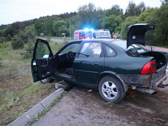 Pijany z dożywotnim zakazem prowadzenia pojazdów uderzył w latarnię. Ranny został pasażer 