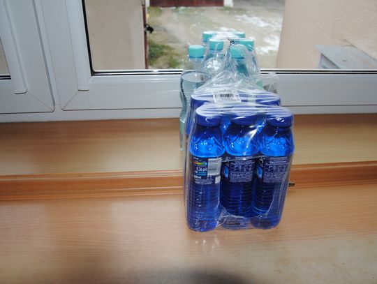 Plastikowa butelka z wodą. Zidentyfikowana niespodzianka