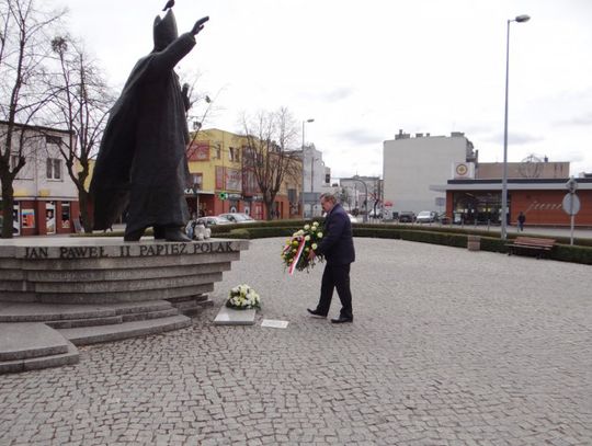 Pod pomnikiem orędownika dialogu