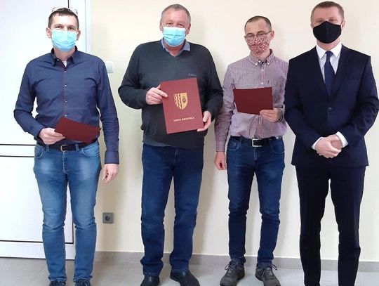 Podpisanie umowy na przebudowę dróg osiedlowych w Karbowie