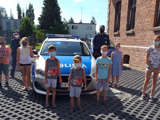 Policjanci z dziećmi na półkoloniach 