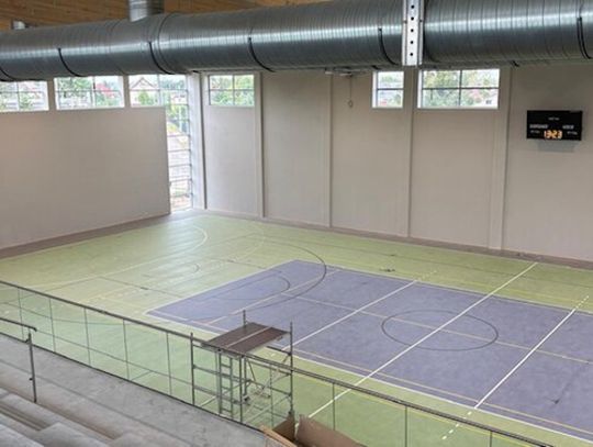 Prace wykończeniowe hali sportowej przy SP 4