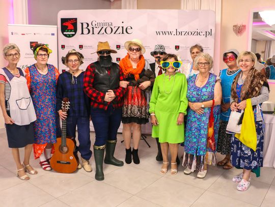 Seniorzy zatańczyli poloneza. Bal Seniora w gminie Brzozie