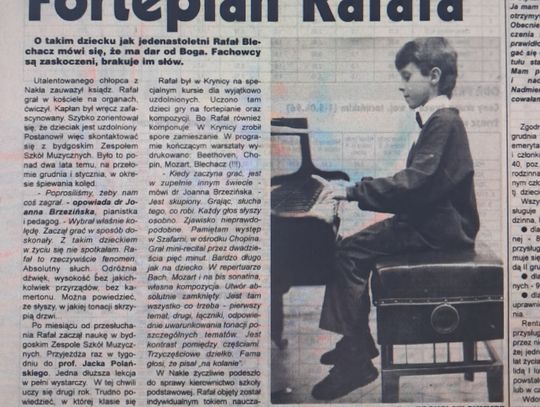 Słyszy w jakiej tonacji skrzypią drzwi