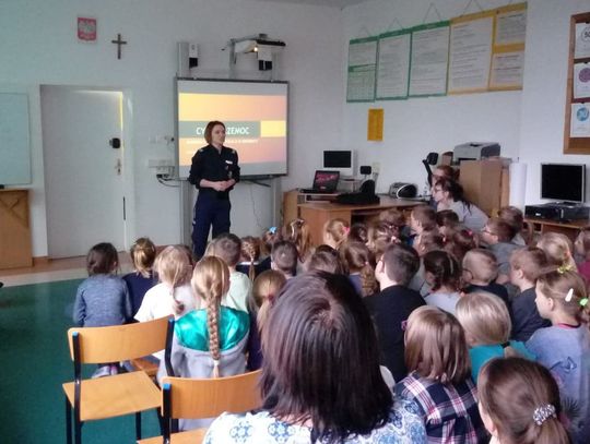 Spotkanie policjantów z uczniami Szkoły Podstawowej w Małkach