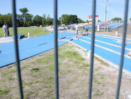 Stadion z niebieską bieżnią