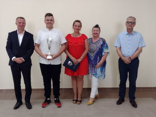 Stypendia motywacyjne „Wybitny Absolwent” i „Laureat” oraz Akt Nadania Stopnia Awansu Zawodowego Nauczyciela Mianowanego – wręczone
