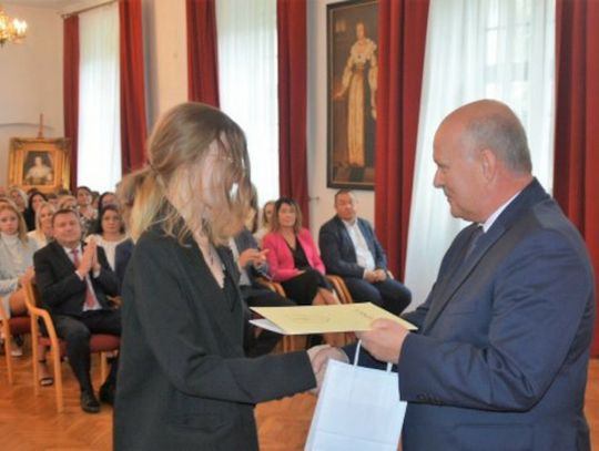 ​ Stypendia naukowe i awanse nauczyciel