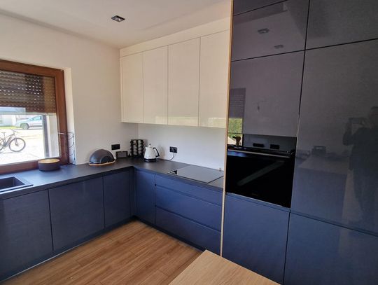 Szafy wnękowe Wrocław. Trudna wnęka w sypialni? Zobacz, jak EmmaMeble zamienia każdy skos i nietypowy kąt w idealną przestrzeń do przechowywania