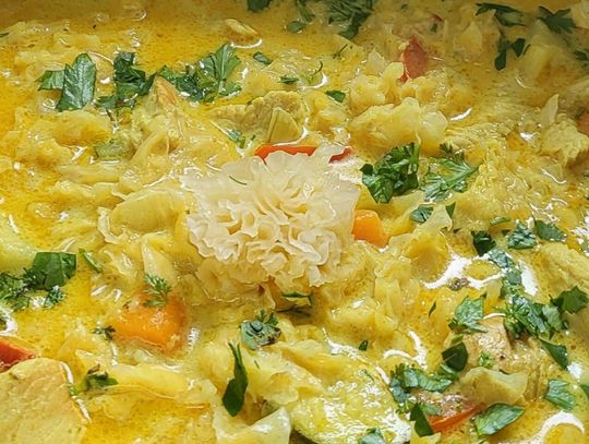 Tajska zupa ze śniegowym grzybem