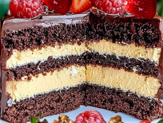 Tort czekoladowy z kremem i owocami