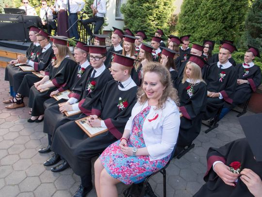 Tradycyjne różyczkowanie. Teraz czekają już tylko na wyniki