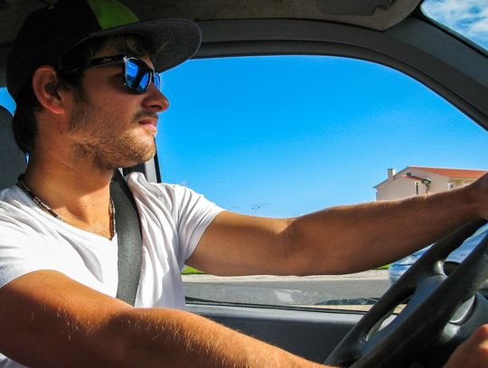 Transfer z oraz na lotnisko – taxi czy bus?
