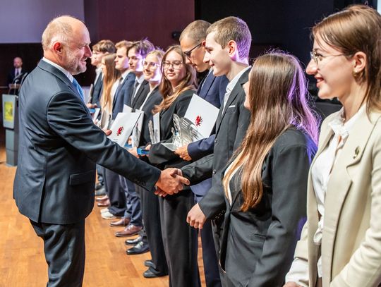 Uczniowie, sięgnijcie po stypendia! Ruszył nabór wniosków