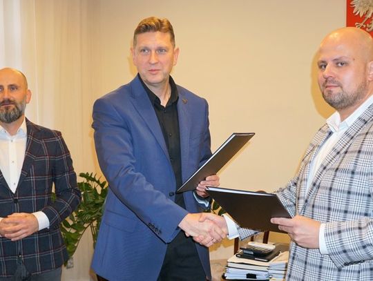 Umowy na budowę dwu placów zabaw podpisane