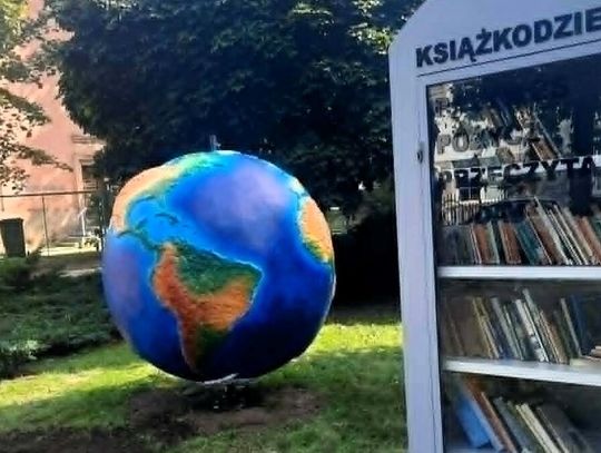 Wielki globus i książkodzielnia