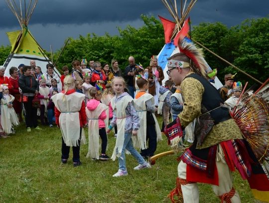 Wioska Indiańska pośrodku Brzozia